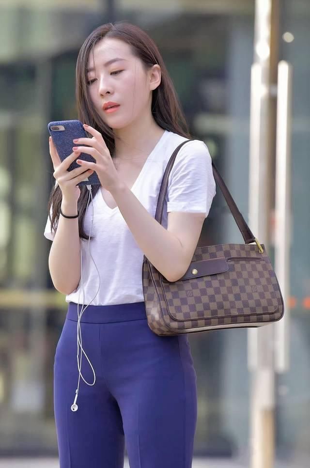 短袖|街拍蓝色喇叭裤搭配圆领短袖T恤，现在很少看到这种喇叭裤了