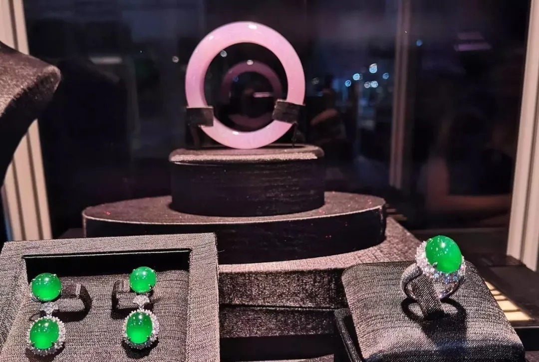 直射光|翡翠柜台上的翡翠可不是随便摆的,这样弄你才会喜欢买!