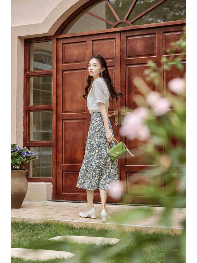 针织衫|“初恋”女友风格怎么穿？白衬衫搭配印花裙甜美俏皮，简直太美了