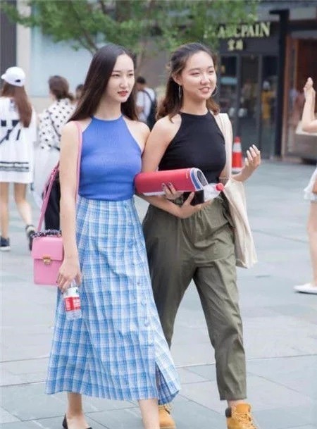 温婉|街拍:身材高挑的美女,温婉可人,很有吸引力