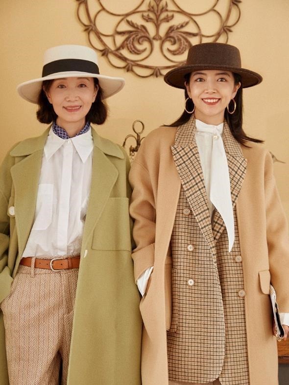 妈妈 年近60岁却美得优雅,这位中老年妈妈的“气质”穿搭,真值得学