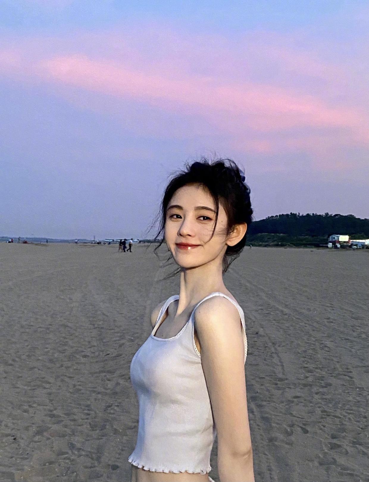 造型|郑合惠子的机场造型清爽洋气,吊带搭配格纹长款,又飒又美