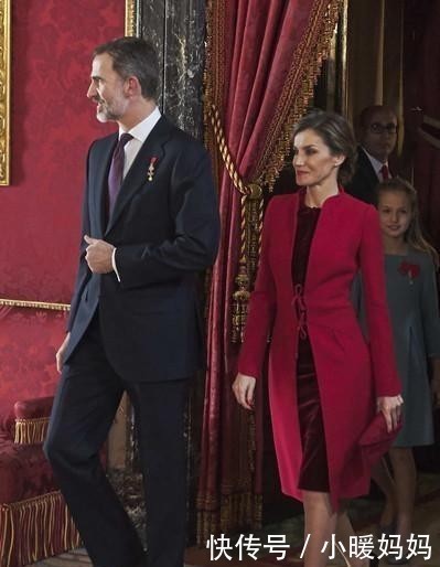 姐妹花|这朵西班牙姐妹花很少见,劳拉的蓝色连衣裙和她姐姐一样高