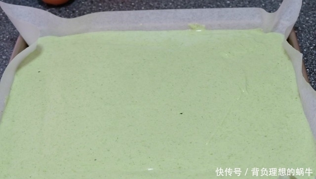 五个鸡蛋一把菠菜,再加二两面粉,做成健康无添加的蛋糕卷,好吃