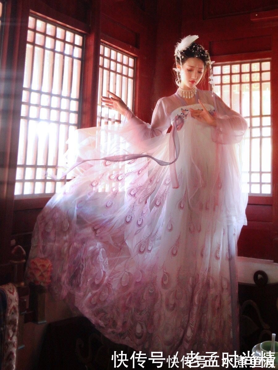 路人|最近火了一种“孔雀”汉服,路人觉得很漂亮,同袍看了却直呼尴尬