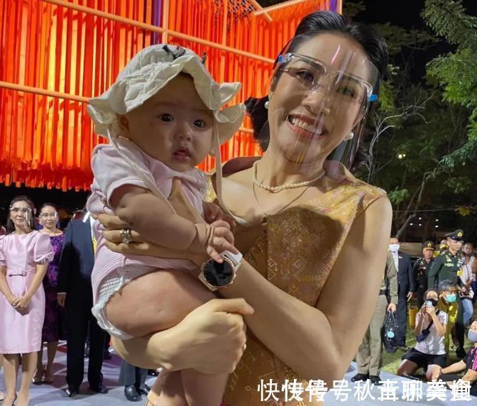 贵妃|继“孕肚”照后,王室晒出诗妮娜抱娃海报,泰王手绘漫画成真了