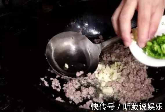 盘龙茄子|茄子别老是红烧了,教你个新吃法,上桌抢着吃,连汤汁都不剩!