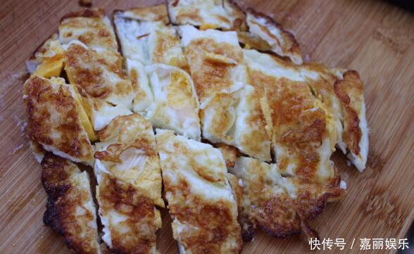 青椒炒荷包蛋家常做法,焦香美味简单快捷,营养开胃又下饭