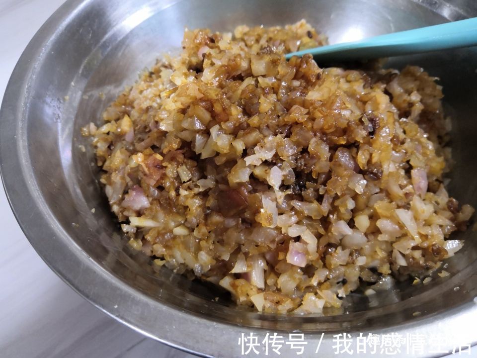 儿子去上班,带走20个萝卜馅大包子,都被同事抢光,纷纷要做法