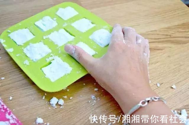 她把矿泉水瓶放进马桶水箱，三个月都不用刷马桶了