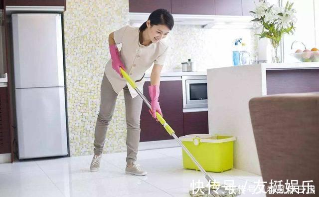 夫妻俩|请保姆后儿子天天喊“好困”,爸妈查看监控后,塞给保姆5万块钱