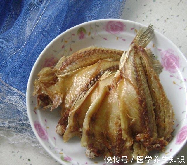 烤小黄鱼,烤出来的鱼非常焦脆,外酥内嫩,特别美味!