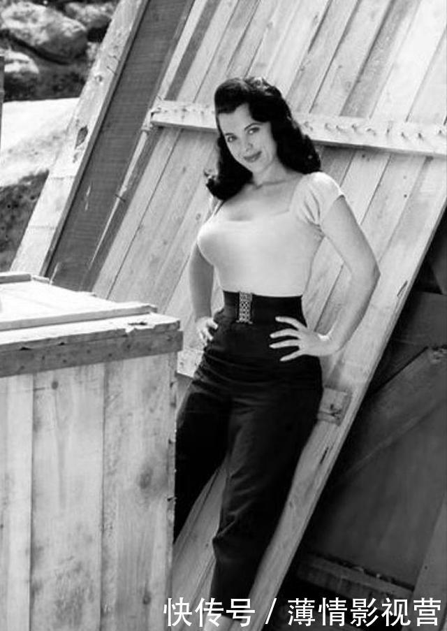 普京|13张世界名人罕见照稚气的普京,留长发的成龙,扭胯的林青霞