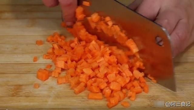 胡萝卜切成丁，淋上2个鸡蛋筷子搅一搅，营养又解馋，出锅比肉香