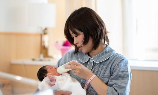 婷婷|宝宝拒绝喝奶,喂奶溜号怎么办?孩子进入“厌奶期”,宝妈不要慌