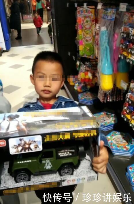 儿子|妈妈带四岁儿子买玩具,销售员看到就跑,旁边人却大赞,教育高手