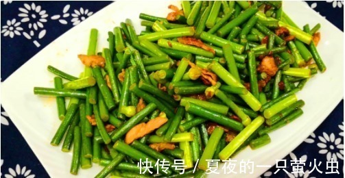 凉开水|炒蒜苔时，最好不要直接下锅炒，饭店都这样做，蒜苔香脆更入味