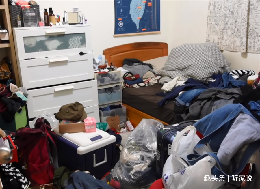 姑娘|“囤积癖”姑娘10㎡卧室，衣服堆积如山，3名整理师8小时打扫干净
