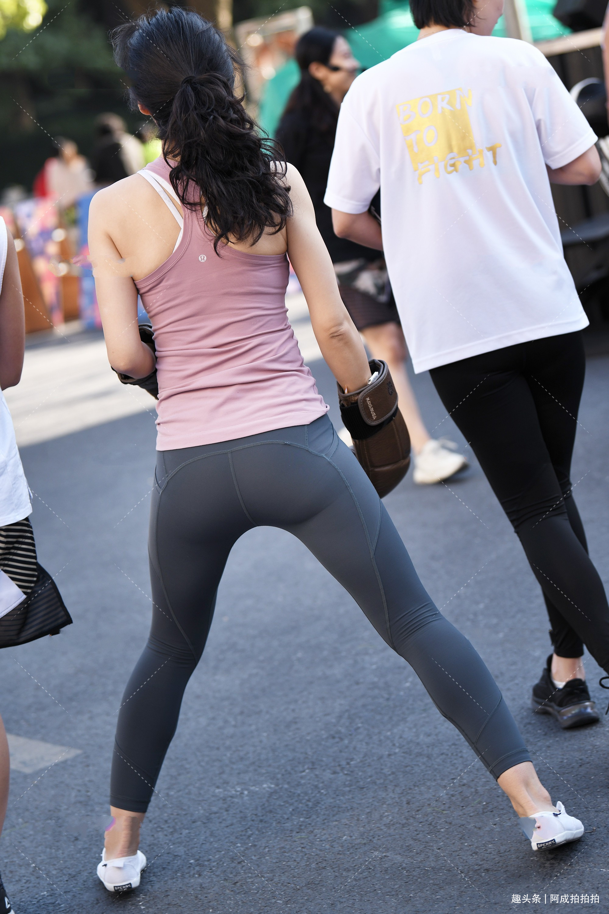 阿成 背心搭配运动裤,锻炼的时候可以穿,日常生活中也能这样穿