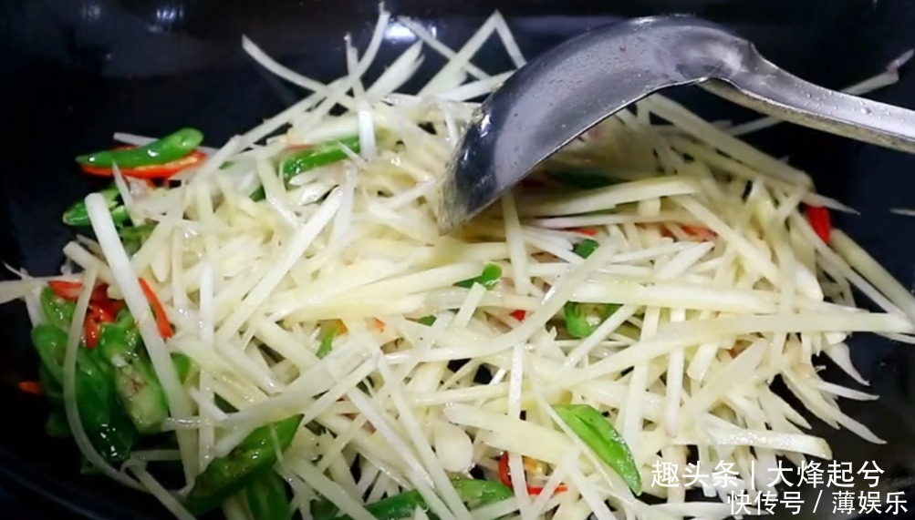  牛肉怎么炒嫩滑不柴，分享一种做法，鲜辣嫩滑下酒又下饭，过瘾