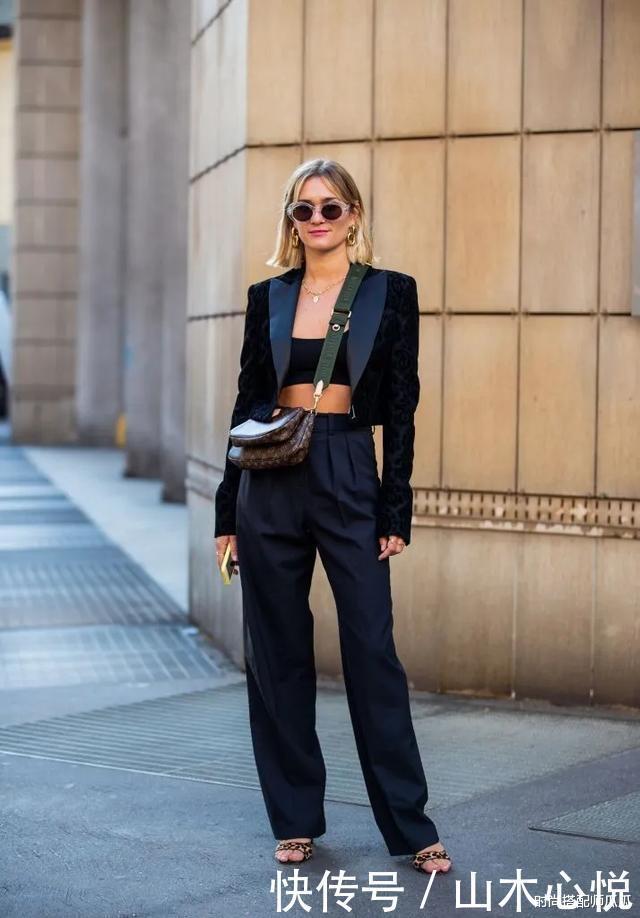 扔掉你的卫衣吧，太土了！现在流行穿挤奶装，时髦舒适还高级