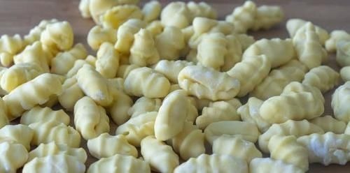 面条别再手擀了,用4根筷子做面,不用擀不用抻,劲道弹牙超过瘾