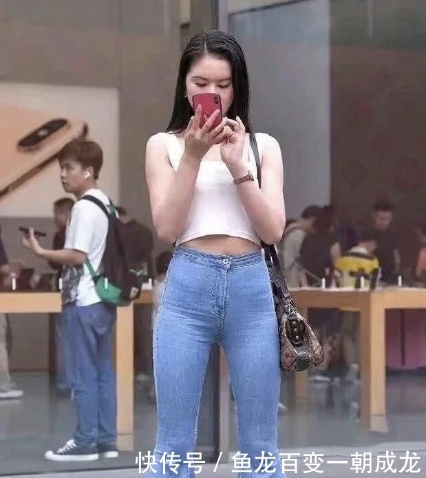 修身|紧身牛仔裤设计简单大方,穿起来修身显瘦,尽显优雅气质