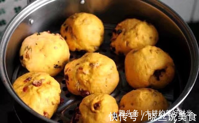 一块南瓜,教你做孩子爱吃的粗粮馒头,松软香甜,包子店也买不到