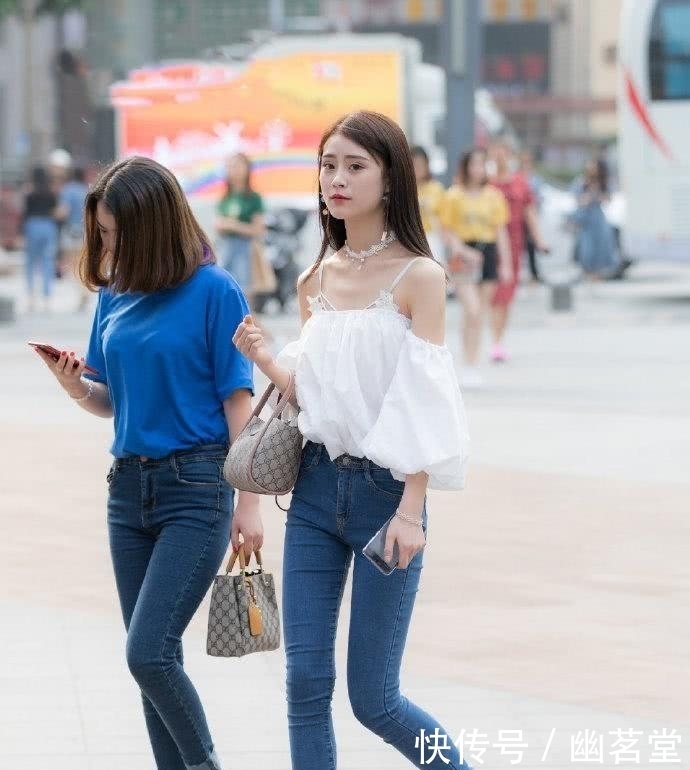 街拍:紧身牛仔裤简约时尚,小姐姐们都是行走的时尚