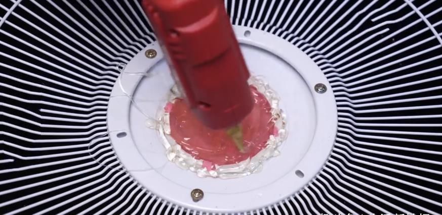 全家|电风扇坏了不要扔,在中间加一个大塑料瓶,全家人看了都夸好