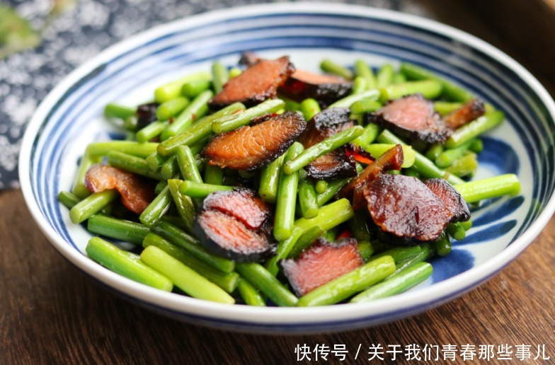 炒腊肉又干又硬?错在第1步,下锅前多做1步,香软有嚼劲,真好吃
