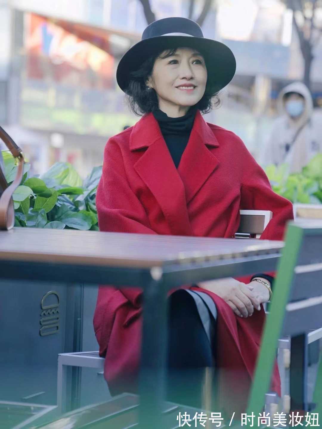 大长腿|上了年纪的女人,都喜欢优雅穿搭,看60岁的奶奶穿得高级精致