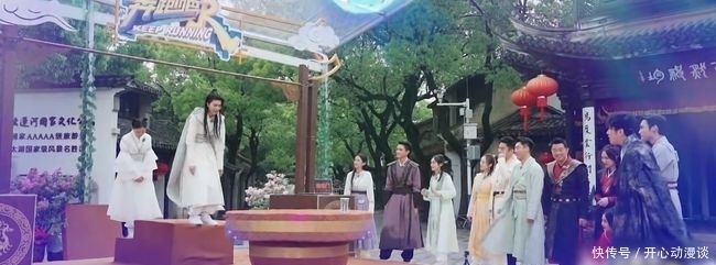 奔跑吧 半夜笑到捶床!这位32岁“东北活宝”,让这档烂综艺又火了