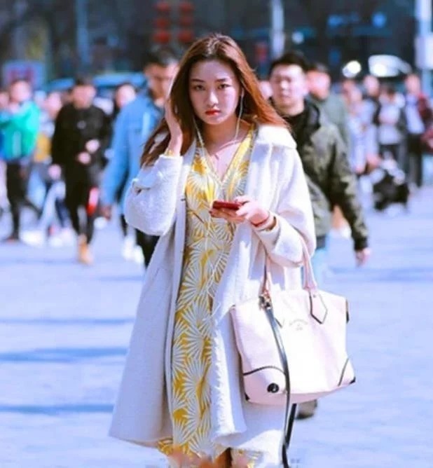 街拍:高颜值的美女,时尚的气质靓丽的装扮,女神范十足