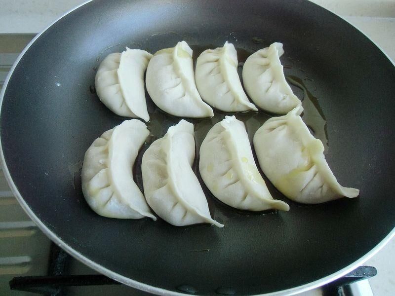 剩饺子怎么办?只需一个它, 连醋辣椒油都省了,比煮得好吃多了