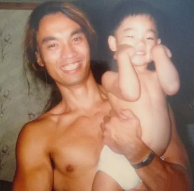 杠铃片|50岁大叔练习1万次引体向上后，背部成了这样