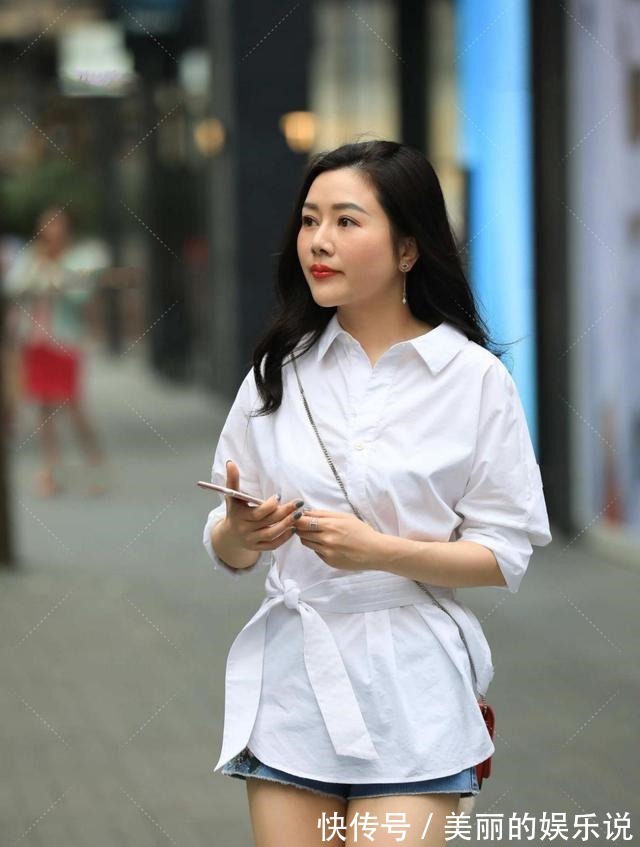 腰带 白色长款休闲衬衫，搭配独特腰带装饰，大气又时尚！