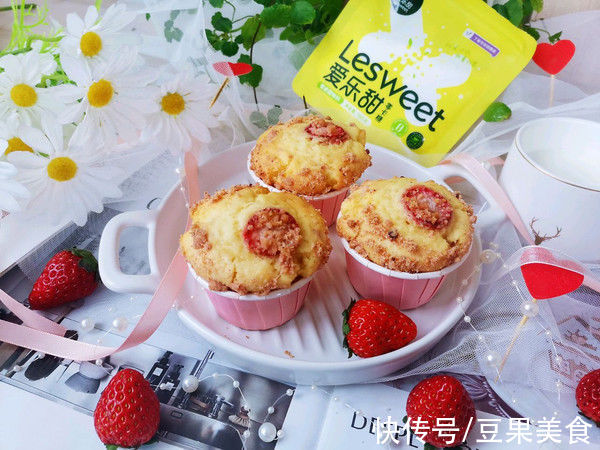 #健康甜蜜烘焙料理#草莓酥粒马芬蛋糕