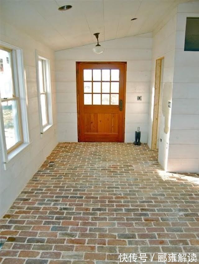 出家门|邻居坚持用红砖铺地,省下一半装修费,看完效果大家争相模仿!