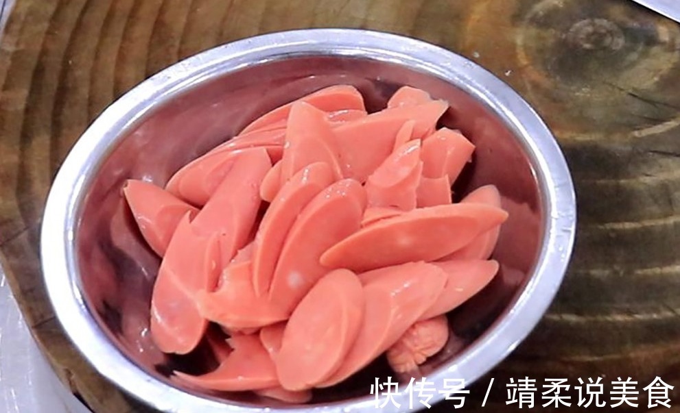 厨师长用青椒鸡蛋炒出新花样,咸香可口,色泽诱人,无技巧零难度