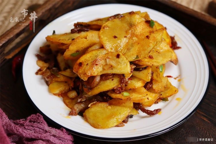 天越来越冷，炒一盘“干锅土豆”才叫香，香辣美味，回回都不够吃
