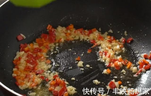 老左|土豆从小吃到大,这吃法还是第一次见,不炒不炖,鲜嫩多汁不油腻