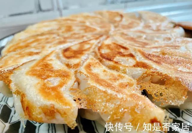 冰花|还在煮速冻饺子?大叔教你雪花煎饺,外酥里嫩,让生活多点趣味~