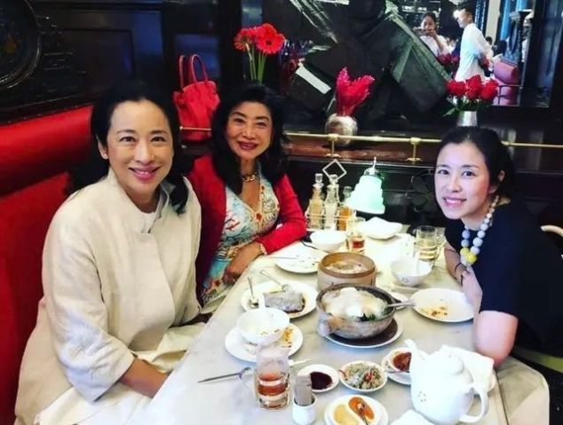 a495|朱玲玲近照曝光,穿普通大衣好优雅,气质超群也难掩老年斑