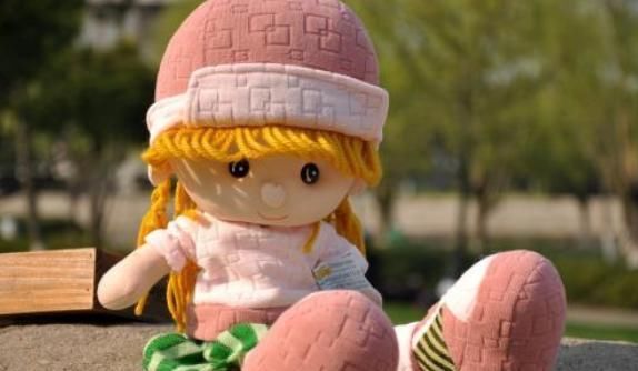 女儿|“她总盯着我看”，女儿被800元玩具吓哭，网友我看见也害怕