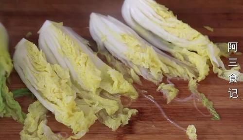 白菜别再炖了,教你秘制新做法,实在太香了,出锅2分钟就扫光