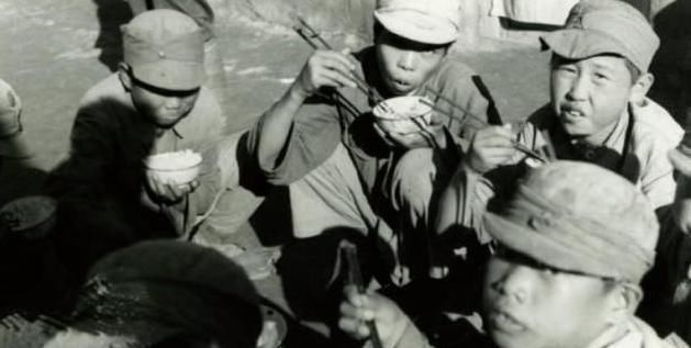 该国|二战哪国伙食最好？英军飞行员被该国俘虏后，吃战俘饭时竟把自己吃哭了