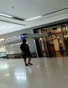 |搞笑GIF:妹子 你这套衣服不错 是你自己做的吧