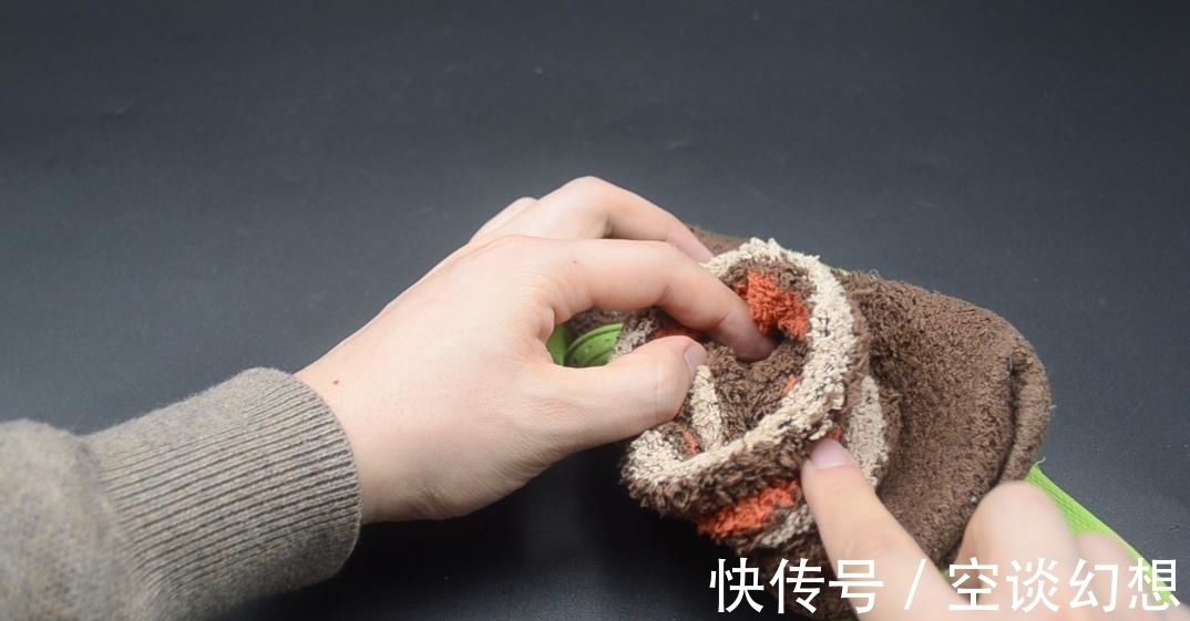 袜子有破洞别急着扔，把袜子套在拖鞋上有大作用，看完长见识了