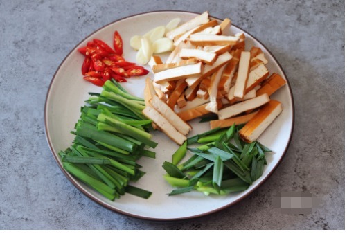 倒入|炒豆腐干时,直接下锅炒是不对的,多做这一步,炒出来柔嫩又入味